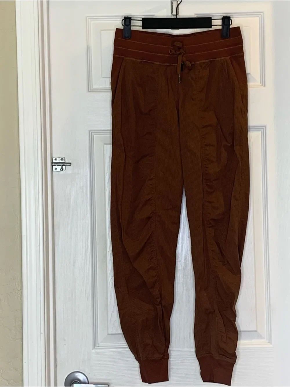 Lululemon Dance Studio Mid-Rise Jogger
Roasted Brown Size 4